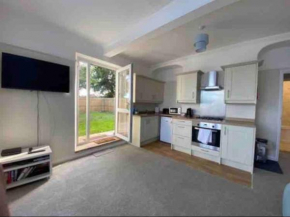 SeaBright; one bed apartment with garden and parking